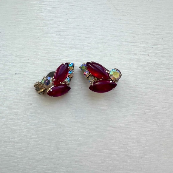 Jewelry - Vintage clip earrings